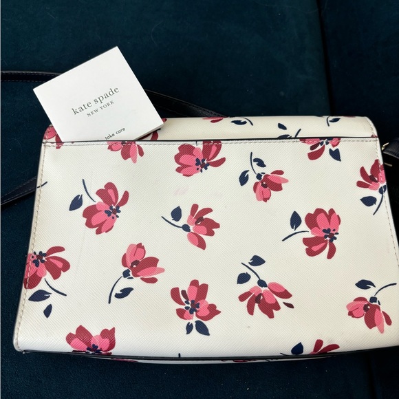 NWT Kate Spade New York crossbody with beautiful flowers - Picture 5 of 8